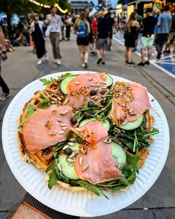 Gofr wytrawny z łososiem serwowany podczas eventu gastronomicznego